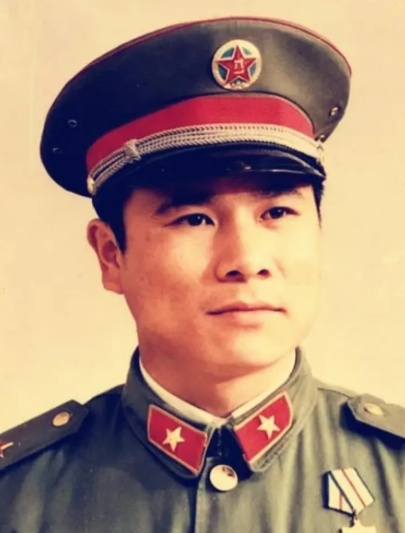 1979年中越战争，班长黄招强掩护战士撤退，在清点人数时，他习惯性的喊了句“口令