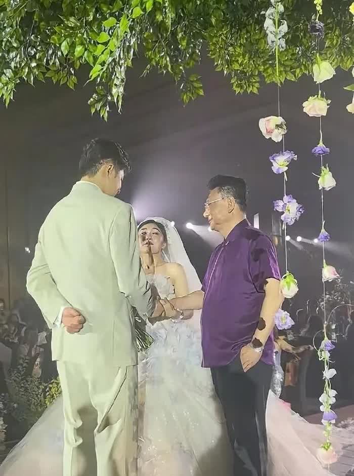 王宁和金龟子在女儿的婚礼上踩了个大坑给所有有女儿的父母提个醒在自家女