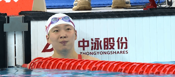 再夺一金! 汪雪儿27秒56, 获得全锦赛女子50米仰泳金牌