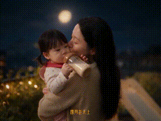 原来赏月不一定要抬头以前想记录中秋，总觉得镜头必须对准天上的月亮，月相和孩子成长