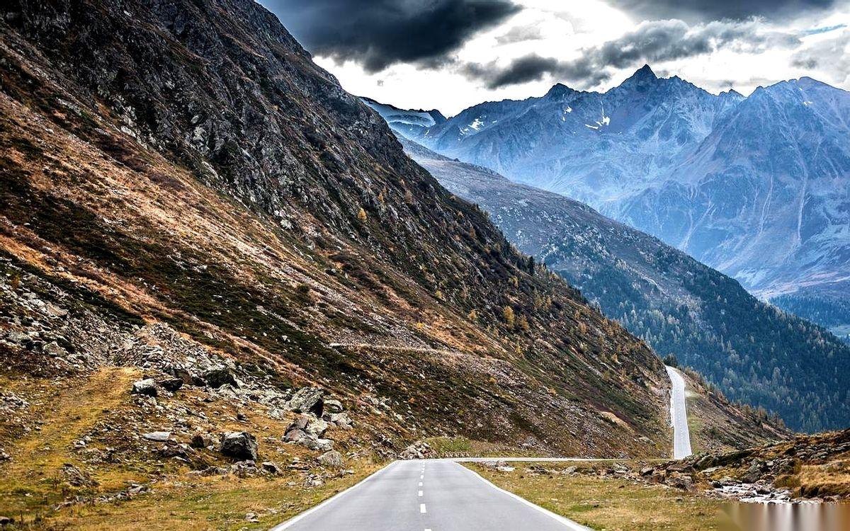 一个暴躁无能的爹，一个以泪洗面的妈，再加一个自卑焦虑的娃。真的，有些家庭最可怕