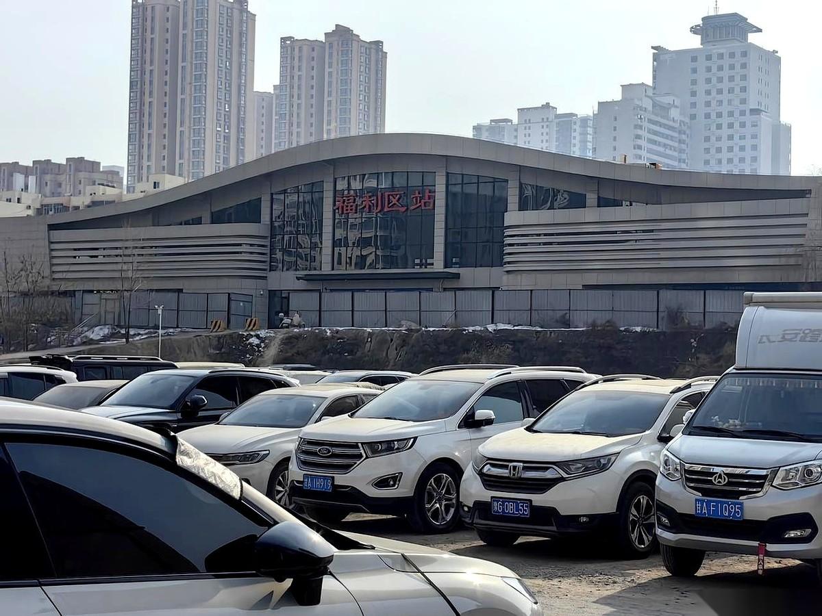 西固的玉门街，寒风刮得人脸生疼。眼前，崭新的福利区火车站广场，停满了私家车，车