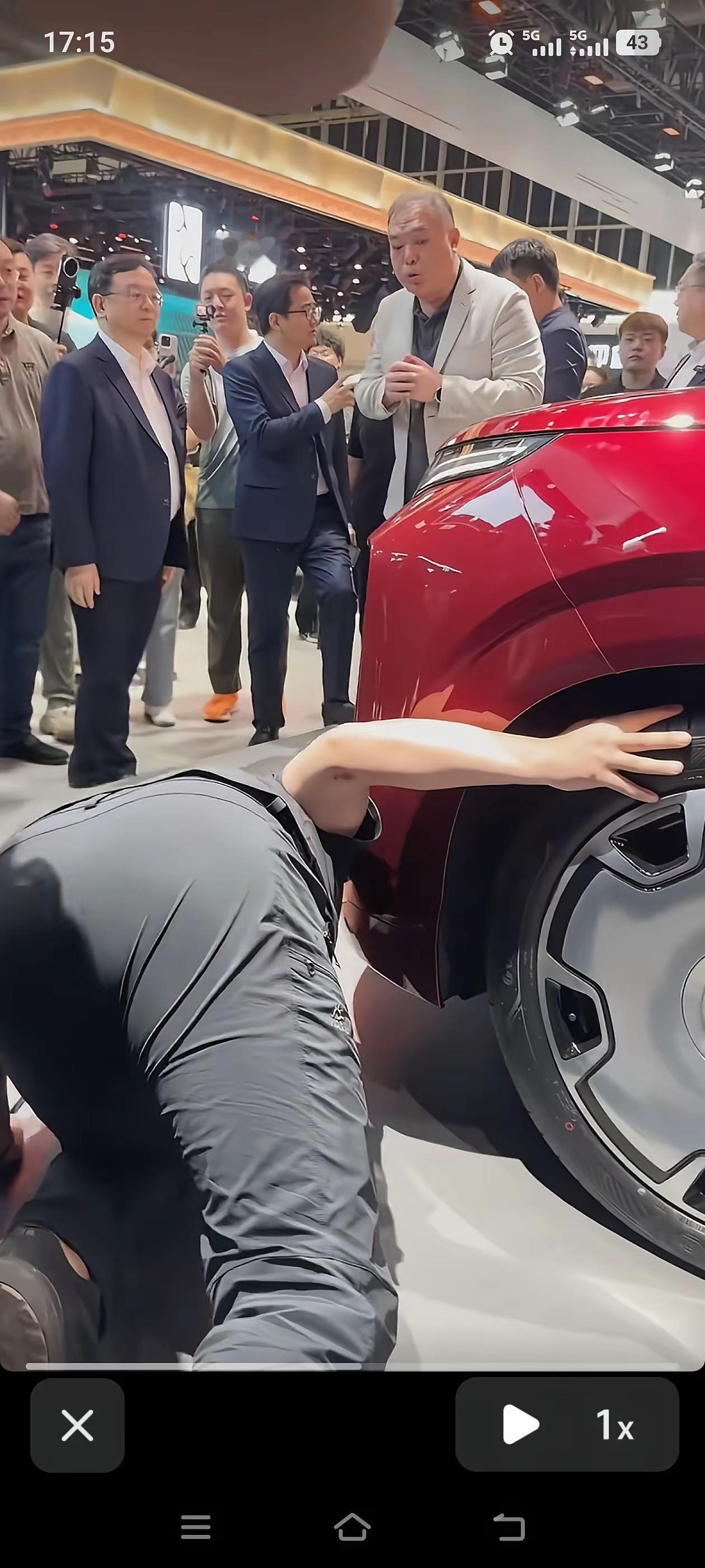 在车展上面，有一位博主趴下去看了比亚迪的大唐，他主要是验牌，看一看这台车的底盘架