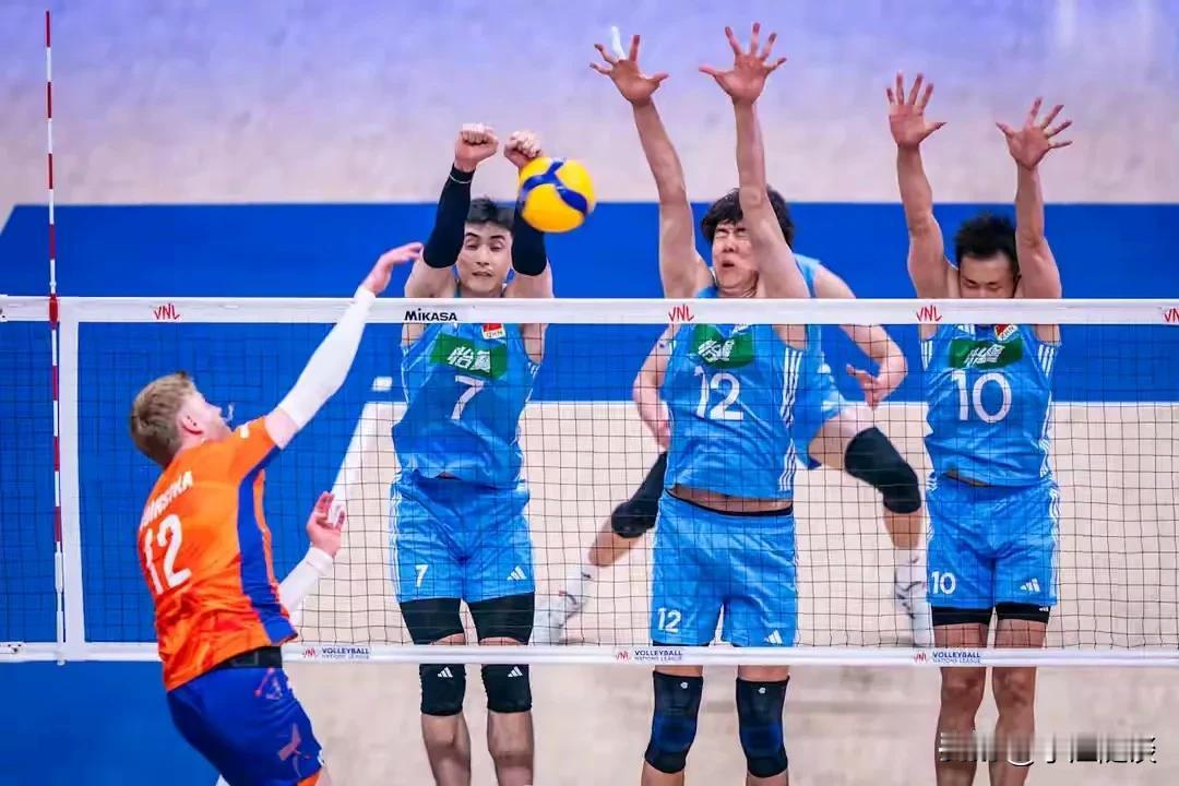 中国男排强势两连胜，目前位居世联赛第3名。世界排名再进两步，来到18位。海宁