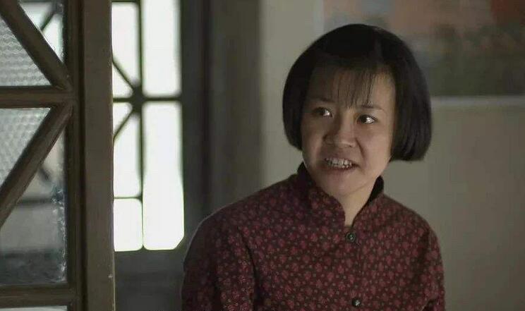 她是一位颜值和演技都被低估的女演员，戏里扮演的都是比较土，看起来相貌难看的农村妇