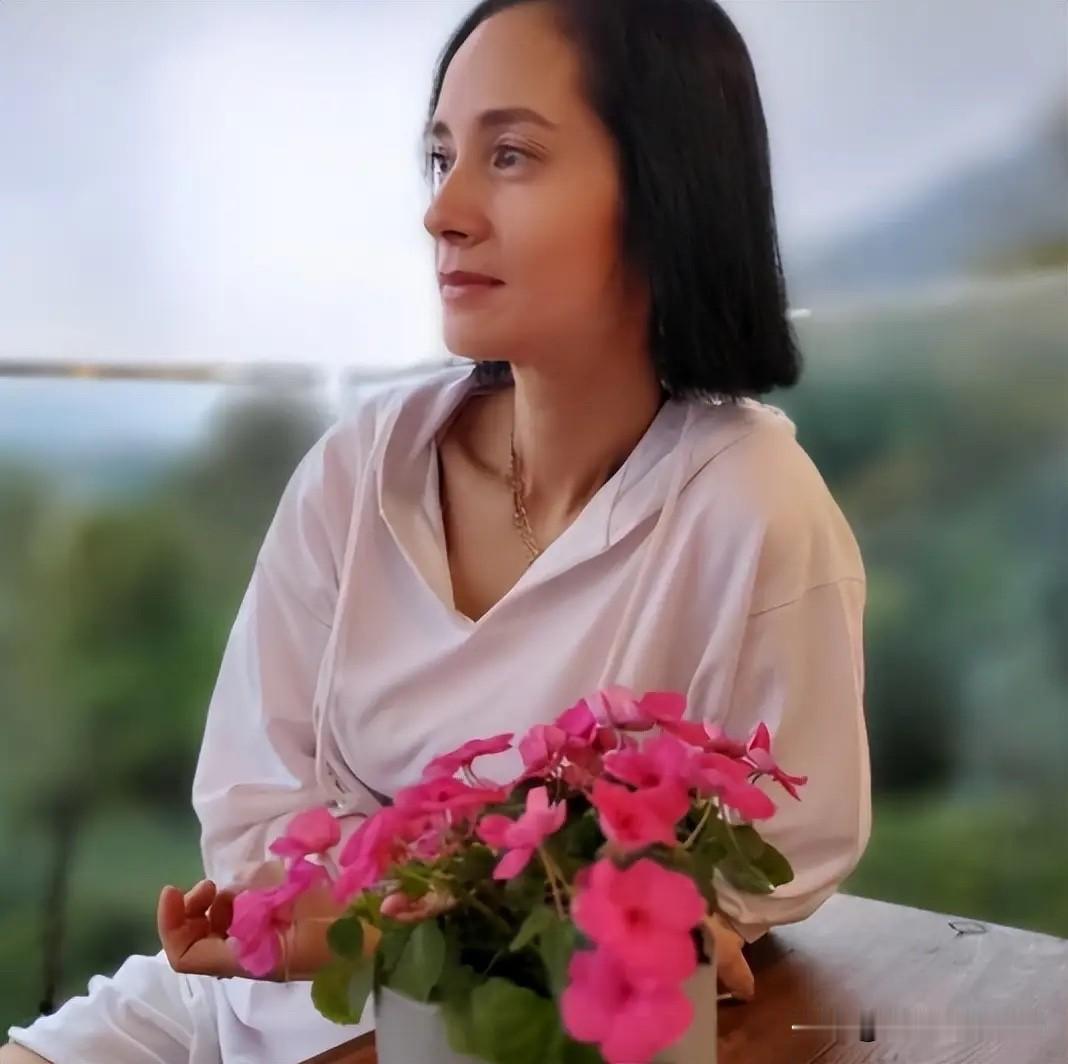 她今年54岁，是混血女，没有结婚，没有孩子。曾是TVB“银河新星大赛”女主角组冠