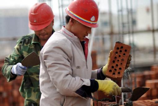 目前，在以色列的建筑工地上，有中国工人，也有印度工人。中国工人每月工资，折合成人