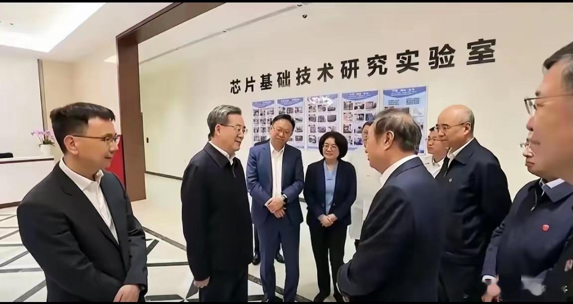 华为又上新闻联播了，任老爷子也出现了，还有好几位华为大佬也在画面里，杨超斌，汪涛
