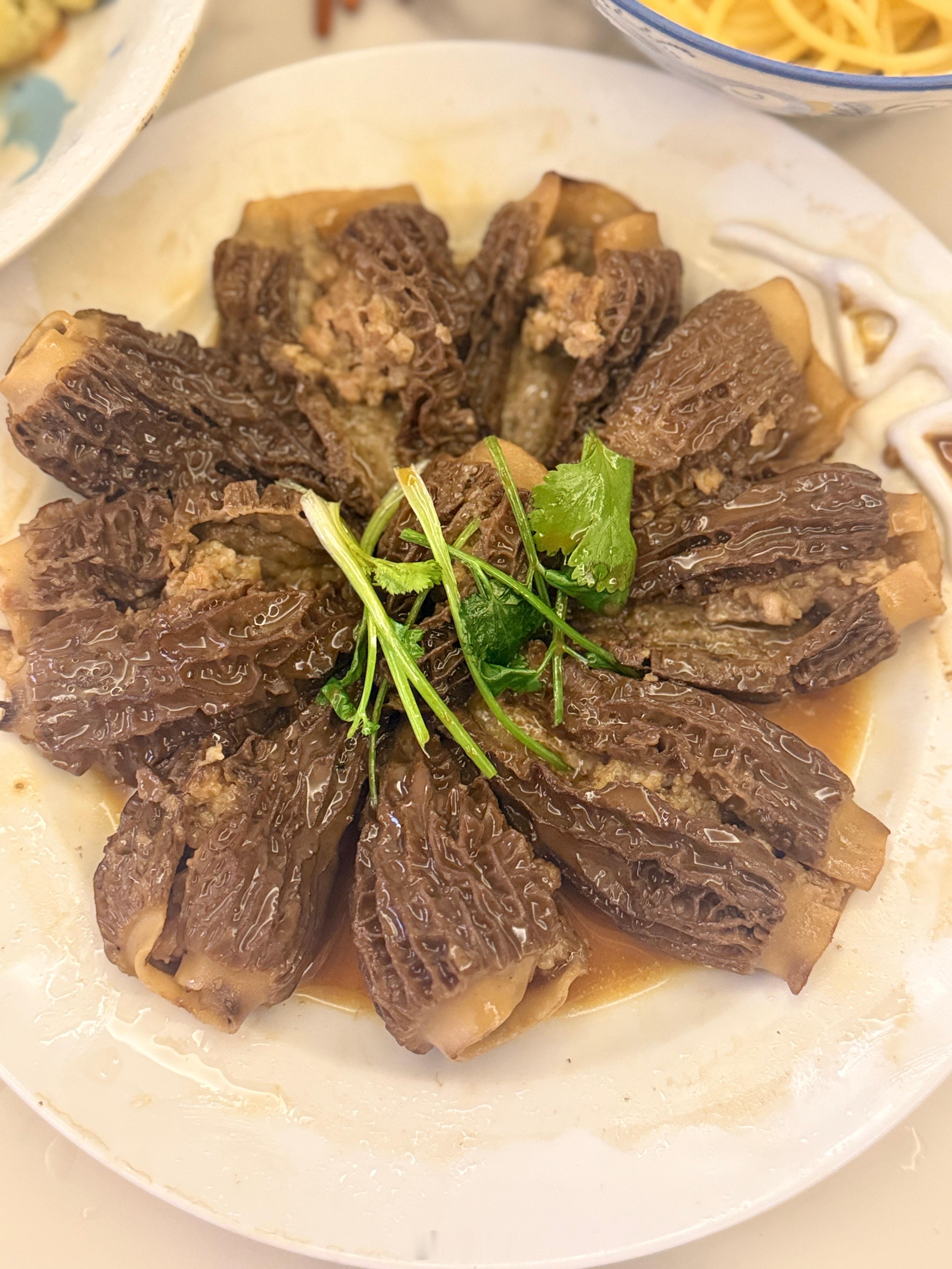 吃饭了吃的炒虾滑，（中午吃龙虾，晚上吃炒虾滑），虾滑里虾肉含量高，吵起来像虾仁，