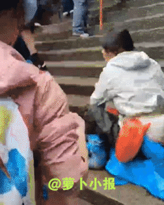 向青岛这个女孩这个女孩致敬。网友发布视频称：10月7日晚，青岛00后高位截瘫女