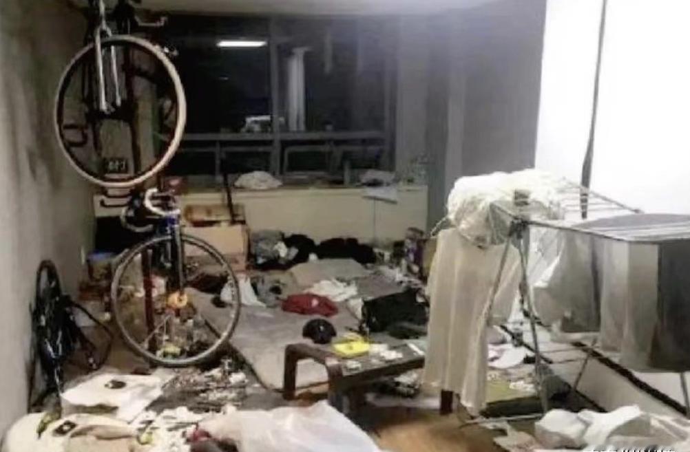 广东惠州，一女子闲置的新房，被一对老年夫妻撬锁入住两年多。女子发现后，老人赖着不