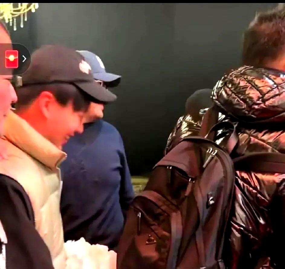 郭德纲这回是真急了，干儿子陶阳大婚，他直接把亲儿子郭麒麟拎到现场“学习”。婚