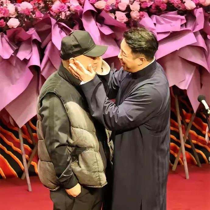 这就是喜欢岳云鹏的原因，成名不忘师兄弟，上海德云社给烧饼助阵昨晚上海德云社的