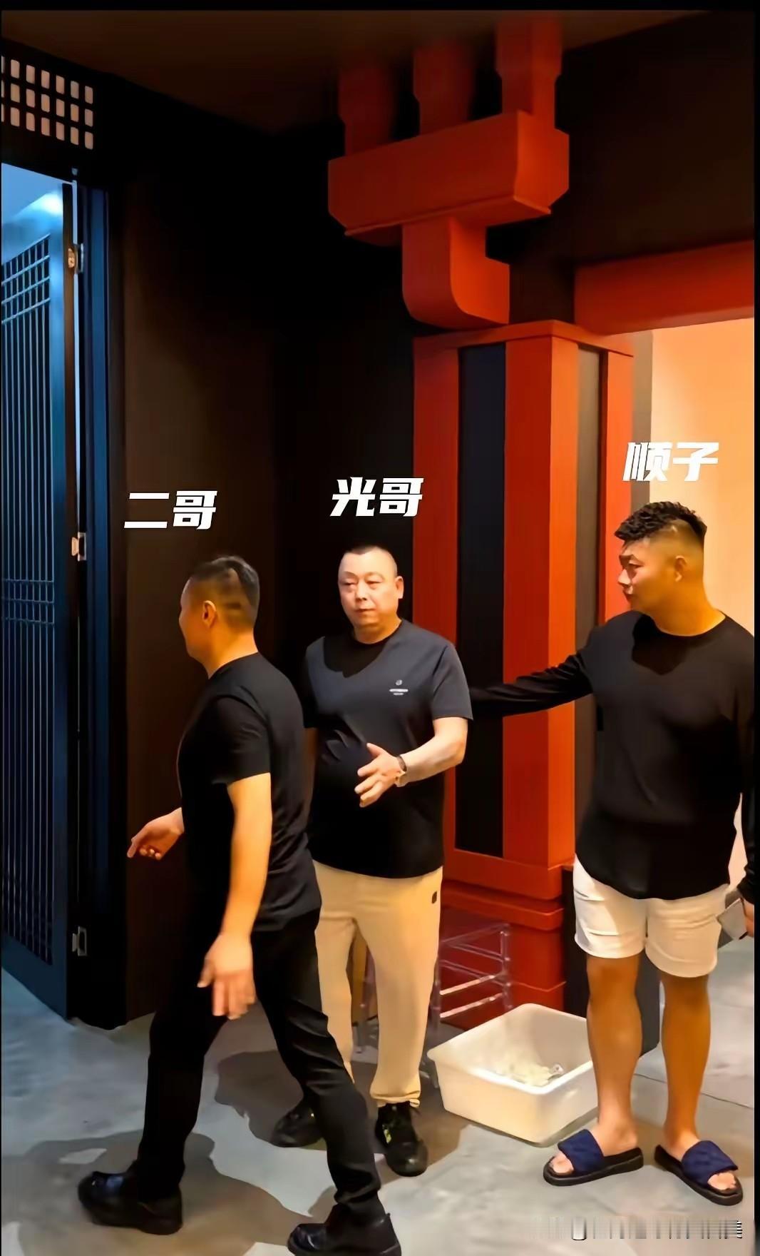 沛县那帮天天晒劳斯莱斯、喝大茅台的网红，真进去了之前他们可狂得没边——吃个