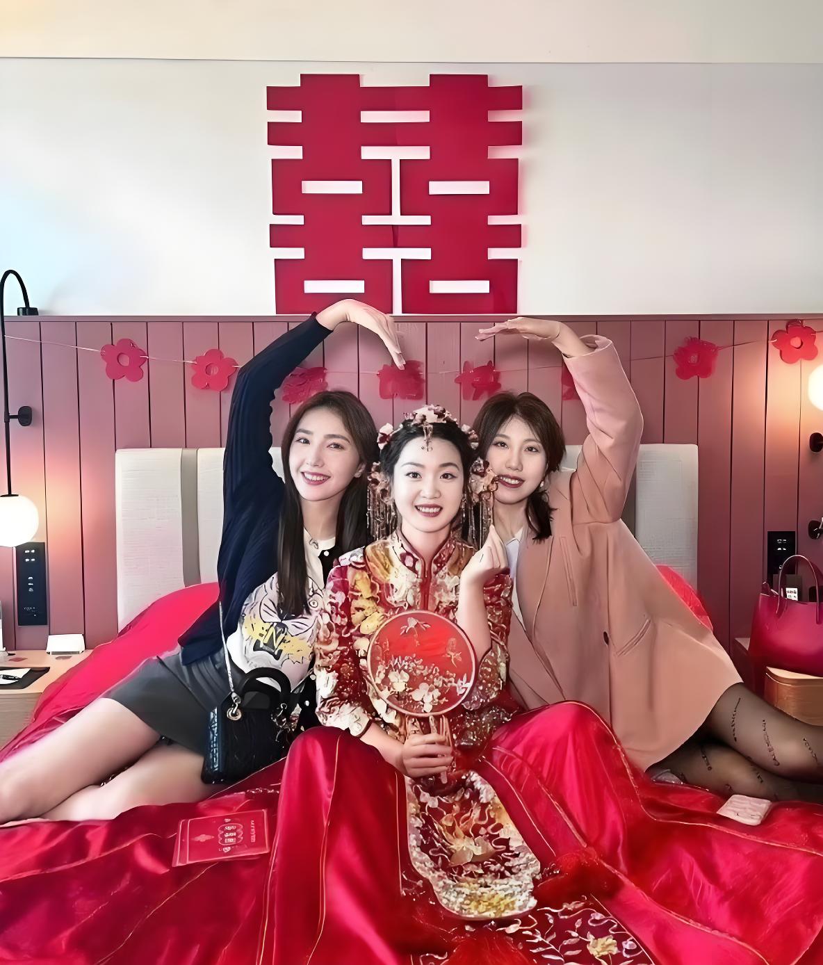 哈哈，要是新娘看到这俩照片，那脸啊，估计得绿得像雨后的青苔