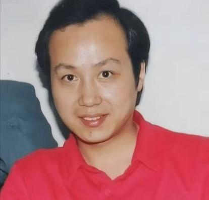 2009年著名主持人罗京去世，多年后，母亲患上阿尔茨海默病，妻子带着儿子改嫁了一