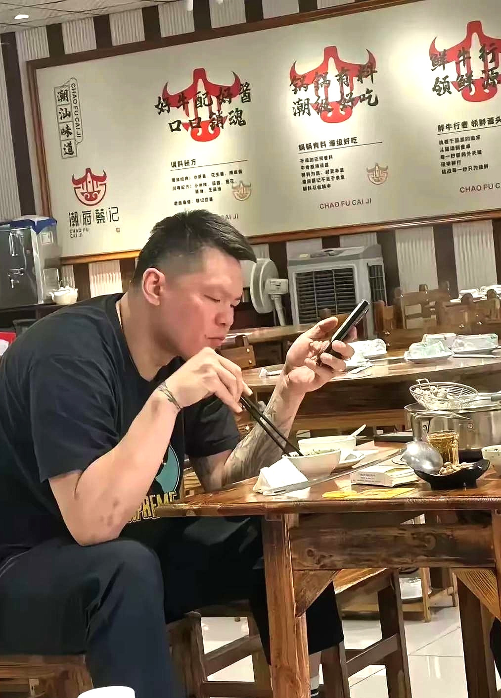 这么大的明星，也吃小饭馆