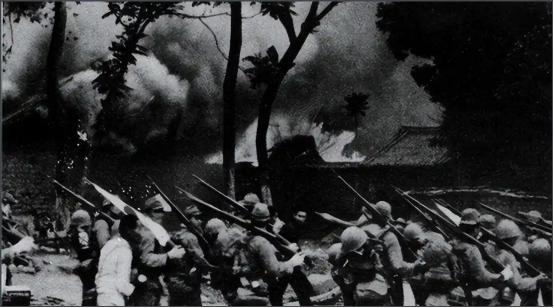 1938年徐州,日军30万精锐将60万国军死死困住,眼看插翅难飞,李宗仁