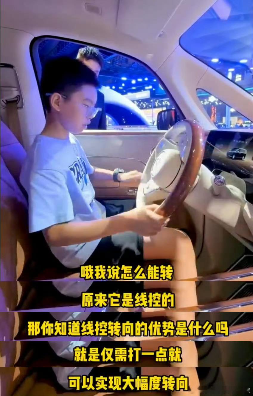 成都15后小孩哥成讲车达人尊界官方神级暖心回复成都车展一位15后小孩哥实地体验新