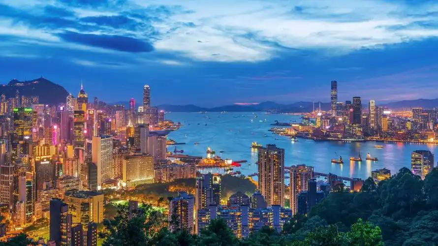短短五年，香港和新加坡的经济差距被拉开了一大截。2019年香港GDP3660亿美