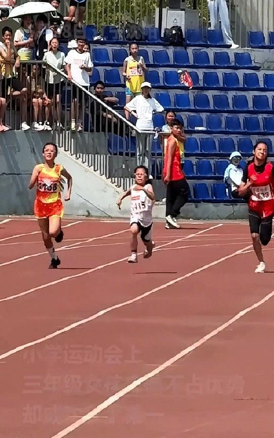 “这个小女孩上人民日报了！”辽宁沈阳，小学举行运动会，一位矮个子三年级女生和高年