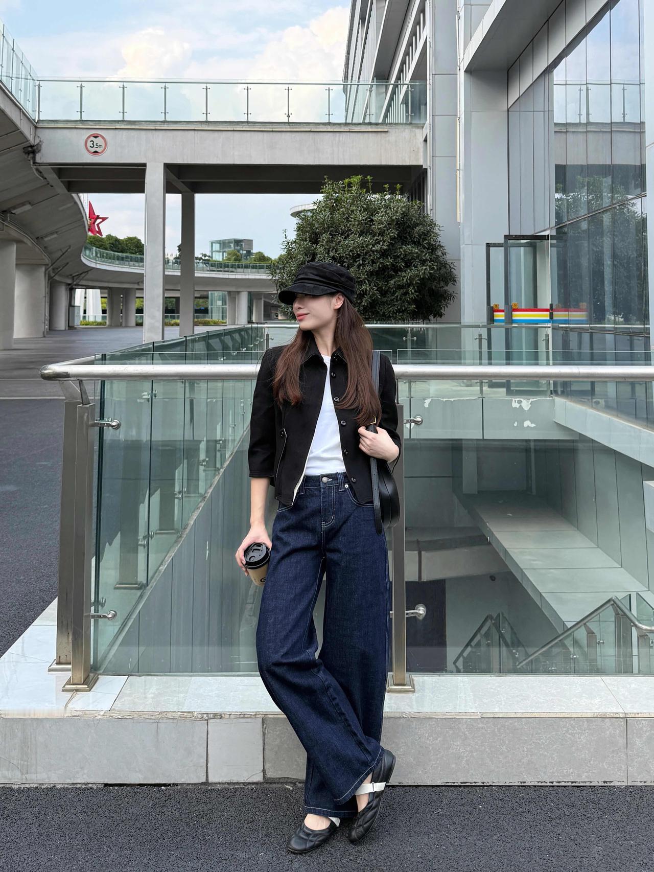 这一组太适合小个子了，显高显瘦！短款黑色小外套利落收住腰线，搭配原色阔腿牛仔裤，