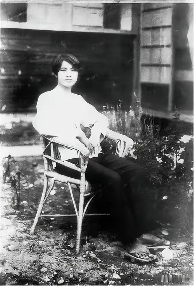 1949年，潜伏在台湾的钟浩东被捕，敌人连续审问了他3天3夜，使得他精神恍惚，竟