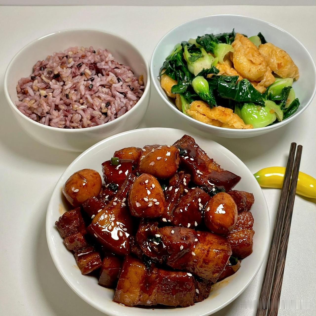 今日餐桌，是两份扎扎实实的满足：一份是裹着亮泽酱汁的肉和鹌鹑蛋，配着紫米饭与青菜