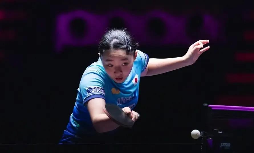 澳门冠军赛的奖杯还带着体温，张本美和就被排名“架”住了。三连冠追平孙颖莎纪录，世界第三的位子却把她钉