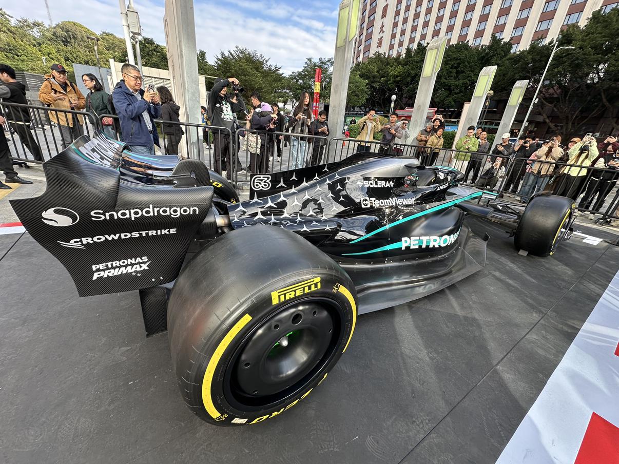 现在都说国外汽车品牌现在不思进取，车都没什么科技含量。奔驰没说话，但把东西拿出