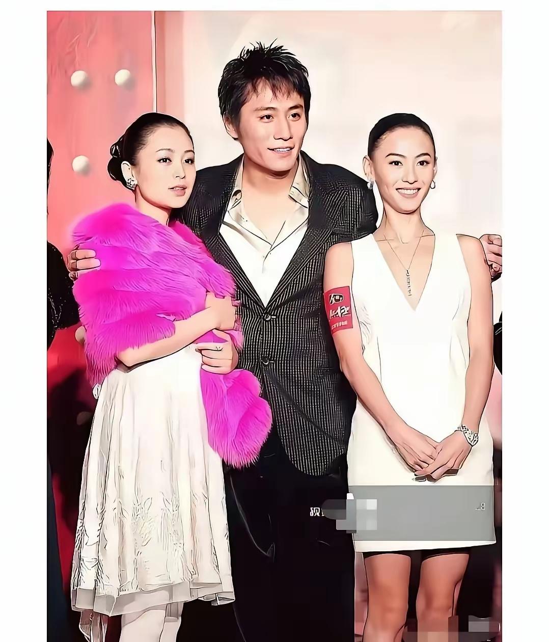 刘烨和两个大美女合影，左边是张柏芝，右边是陈红，陈红比张柏芝年长十几岁，可两人站