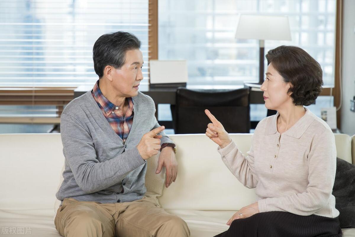 我朋友的老爸，半夜心梗，老伴儿就在隔壁房间，他愣是没喊一声，自己一路开车狂奔到医