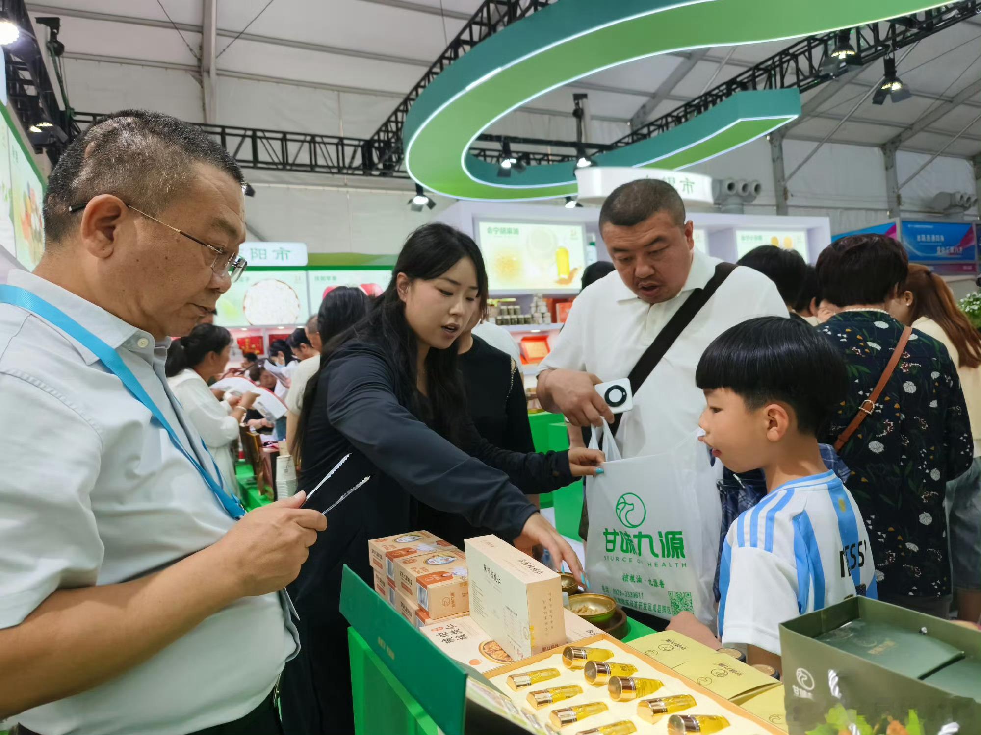 零食核桃仁成兰洽会“人气王”，甘味九源小包装引爆尝鲜热潮甘味九源核桃油兰洽会火爆