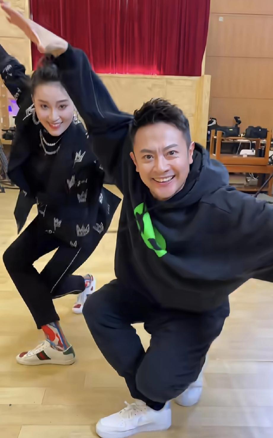 被兄弟背后捅刀时，他做对了一件事：不捅回去。2023年，印小天在《追光吧！哥