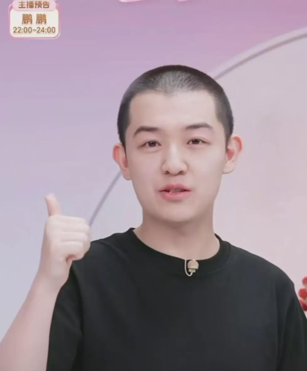 董宇辉一直提了很久的暑期节目是不是快上线了？董董和鹏鹏直播，悄悄透露了两条消息。