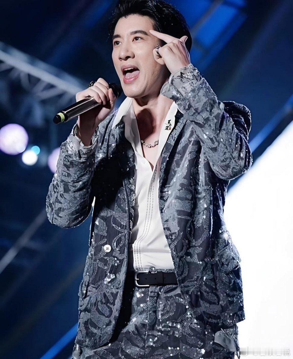 现在全网最招恨的估计就是王力宏前妻李静蕾了。跟王力宏过了8年，一下子生了3个娃，