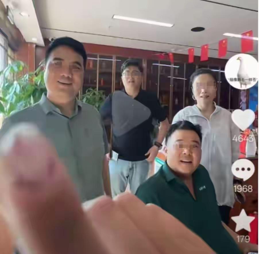 “欺人太甚！”河南郑州，一女子驱车80公里赶到面试地，刚进门就被绿衣男一句“招满