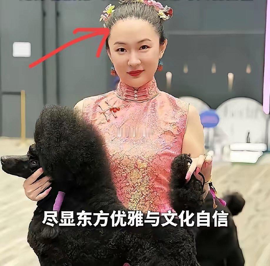 女明星里，我最想不通的就是霍思燕了。你说她才45岁，难道没有人告诉她，她梳着大背