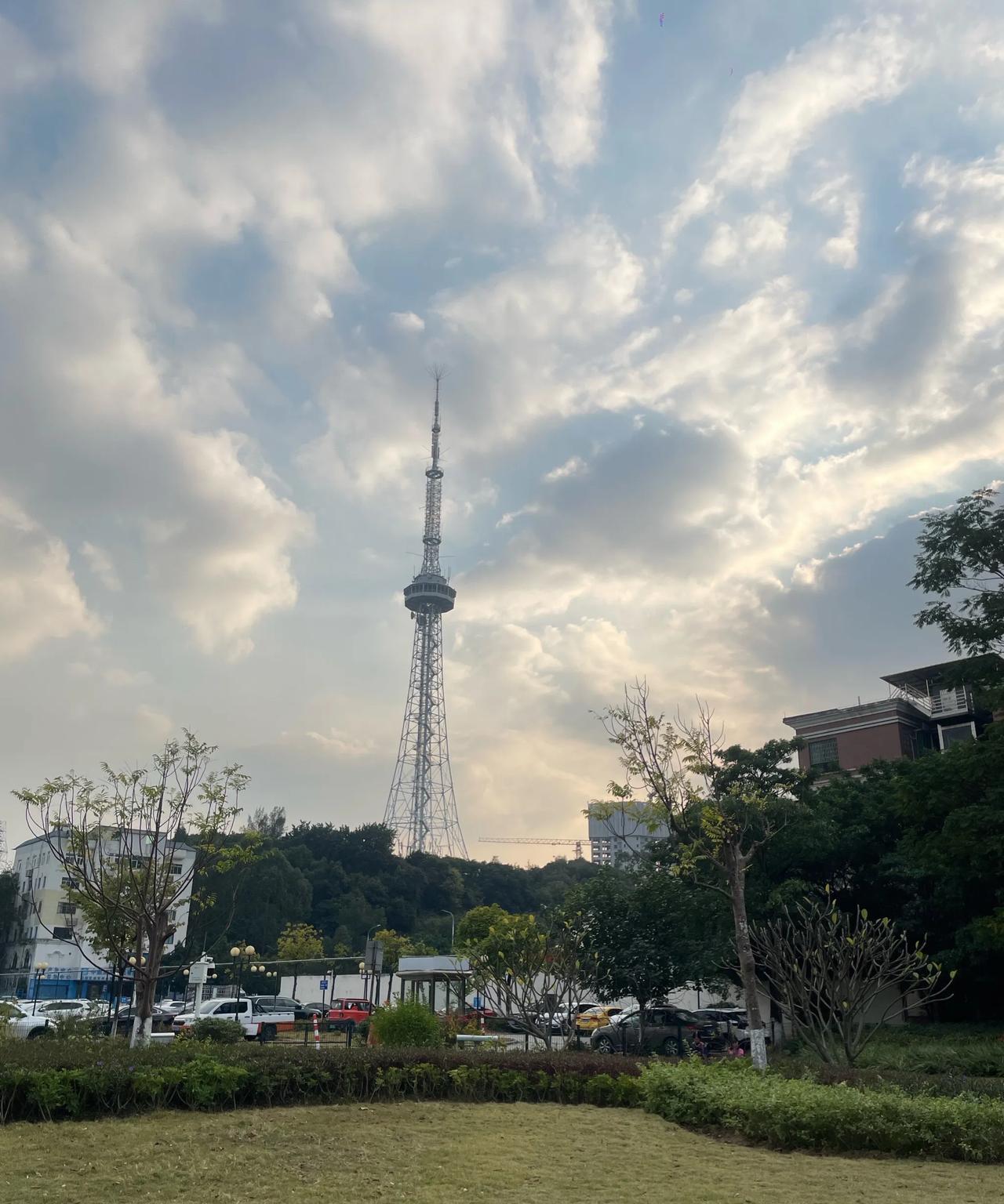 很多电视台、报社、出版社原来的级别都很高，比如中央电视台、人民日报等都是部级，省