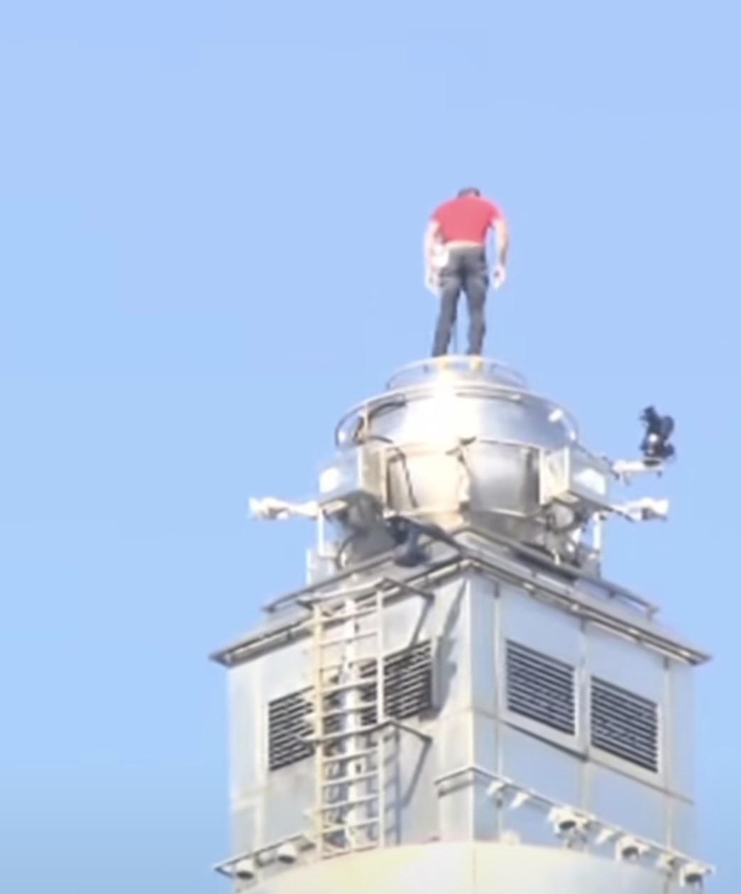 老外徒手征服台北101大楼，没有任何护具，就纯爬！看的我直突突，我恐高，别说爬了