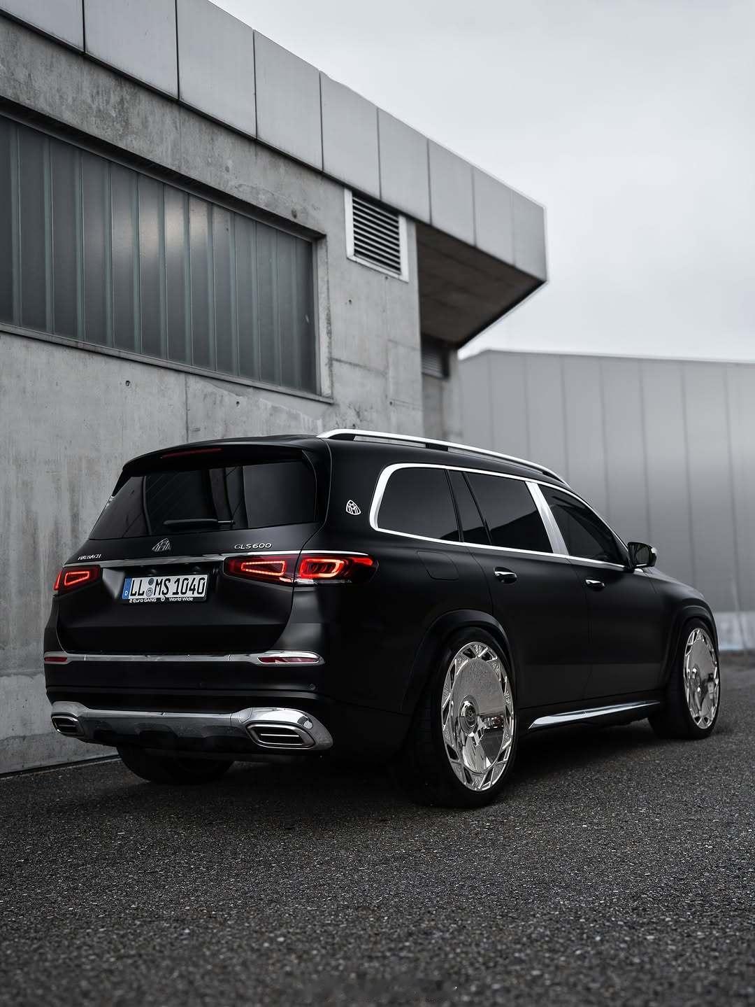 迈巴赫GLS600🖤+23寸镜面大饼🤩好看不？​​​