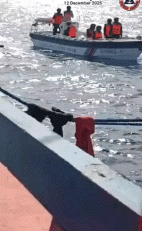 水炮就是给力！菲律宾20艘船冲闯仙宾礁，中方海警果断出手，菲方3人当场受伤。