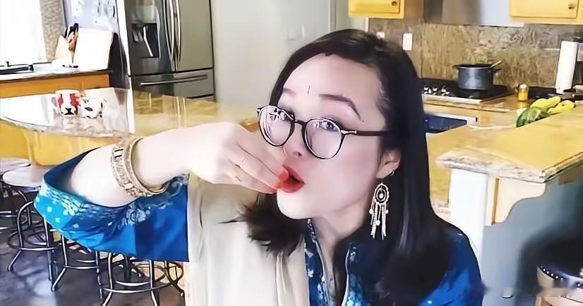 五次！五次全被拦在门外，郑墨沫的“回国梦”该醒了系统直接弹红色警告框，上面挂