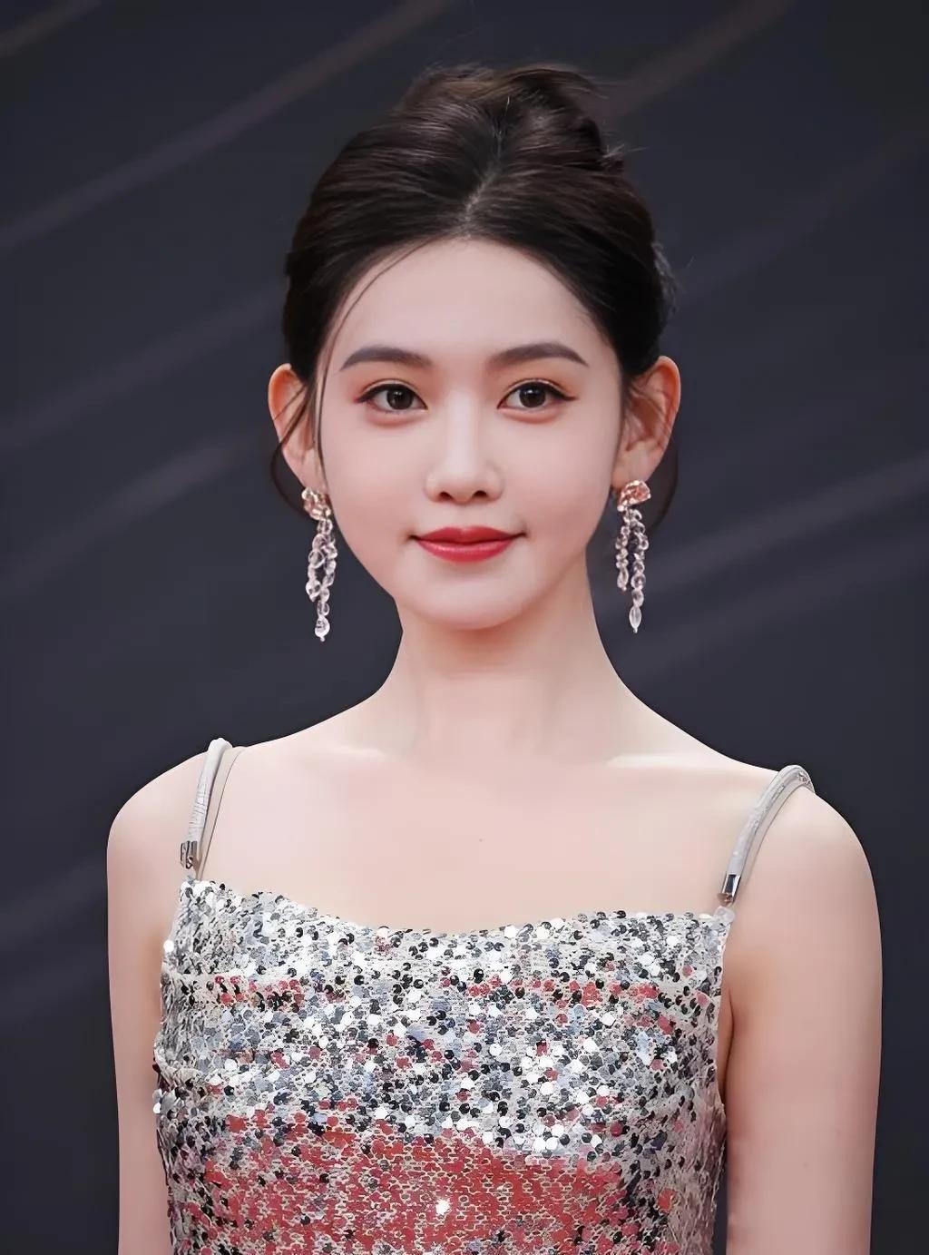 最近，李沐宸的一段话引起了大家的热议，因为她说她不拍长剧，长剧她赚不了钱。这番