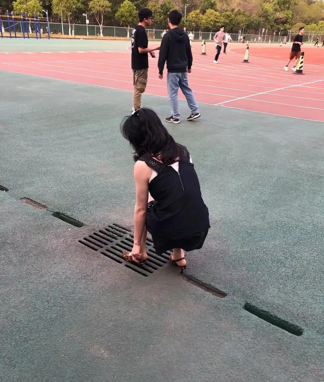 不让你穿高跟鞋，不听劝，这下可好了吧