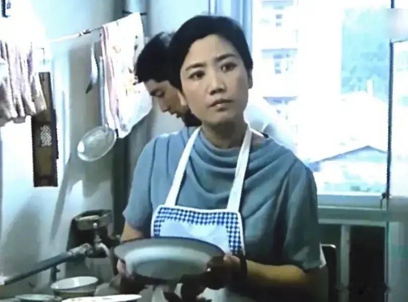 八十年代中后期李秀明演的三个配角图一《小铃铛续集》导演谢添图二《你的微笑》导