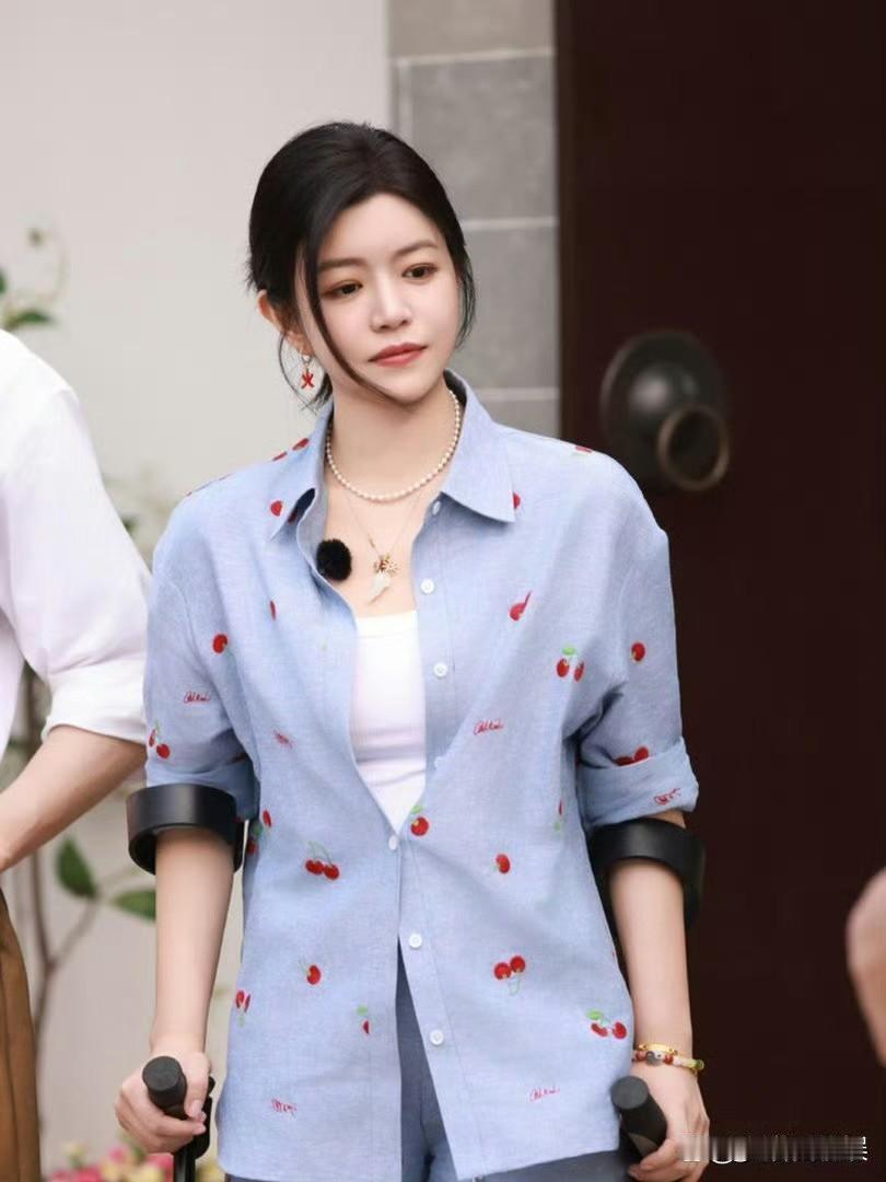 陈妍希完全没有妈妈的成熟厚重感，蓝色刺绣衬衫搭配短裤，时髦清爽超减龄。​​​蓝