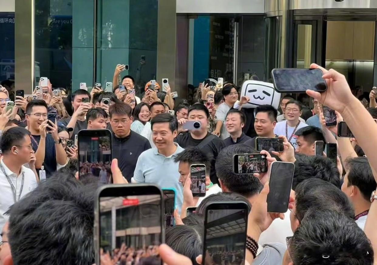 雷军这影响力这热度放眼全球也是独一份吧？感觉就算黄仁勋马斯克来了也只能俯首称臣，