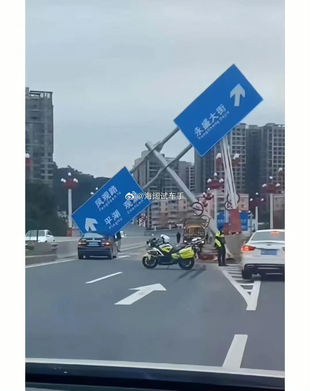 这种事故~~~保险公司赔吗？？？这不该路牌制作方，安装方，权属方赔吗？？？