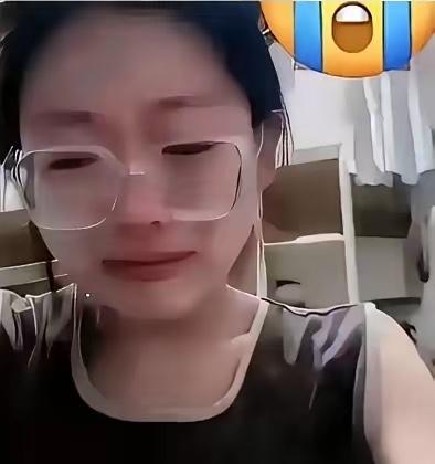 “妈，1500块钱真不够花！”8月26号晚上，郑州一名大二女生对着手机镜头哭诉，